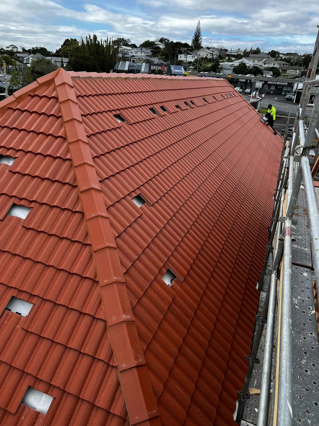 Large roof areas installed with consistent alignment