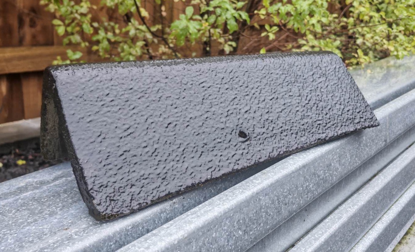 Side view of a remoulded tapered barge tile